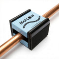 McFlow antikalkmagneet om een koperen waterleiding