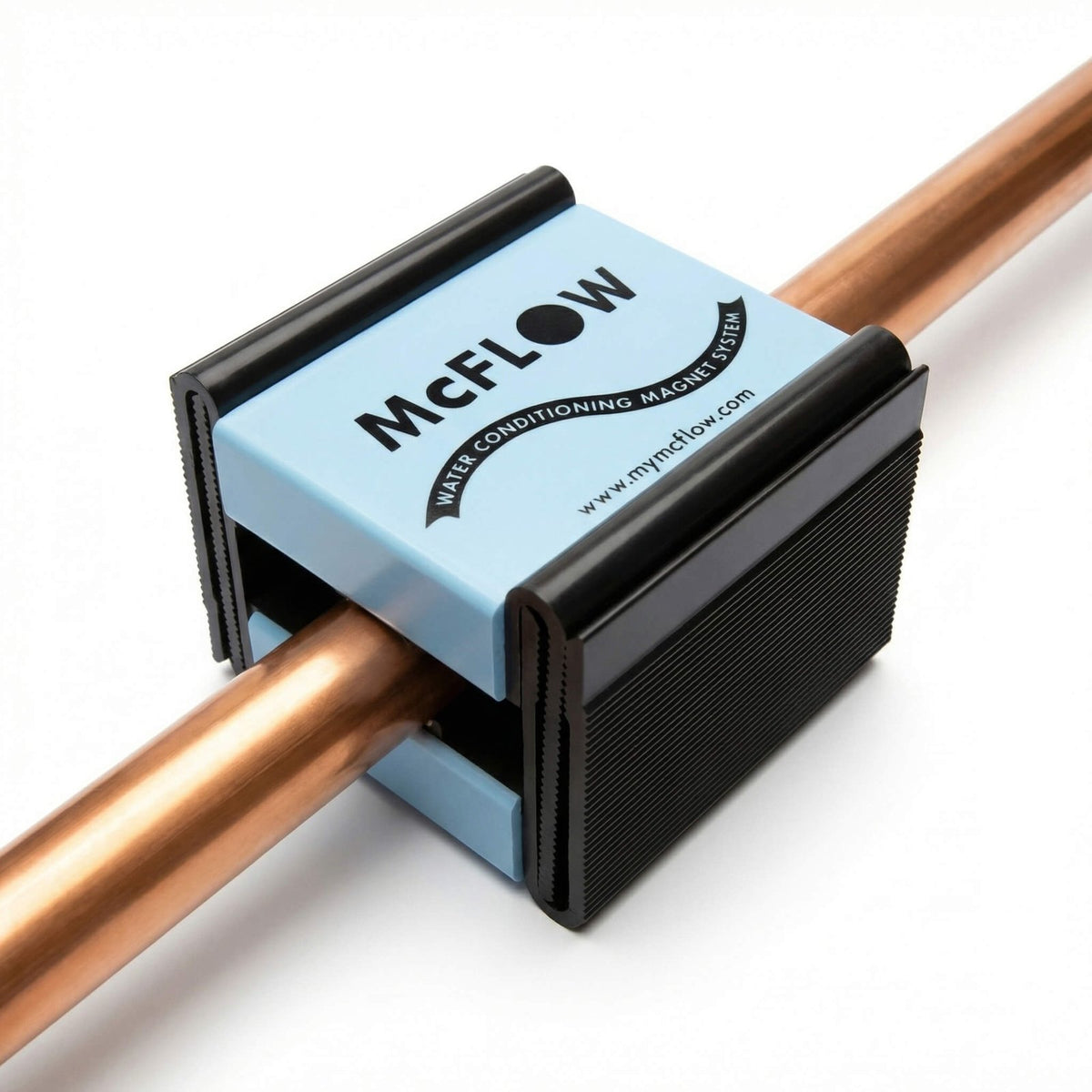 McFlow antikalkmagneet om een koperen waterleiding